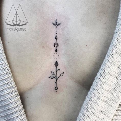 tatuajes entre los senos mujer|92 ideas de Tattoo para el entre seno 